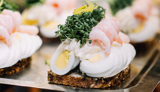 Æg og reje smørrebrød fra Café Cappucino i Hvidovre